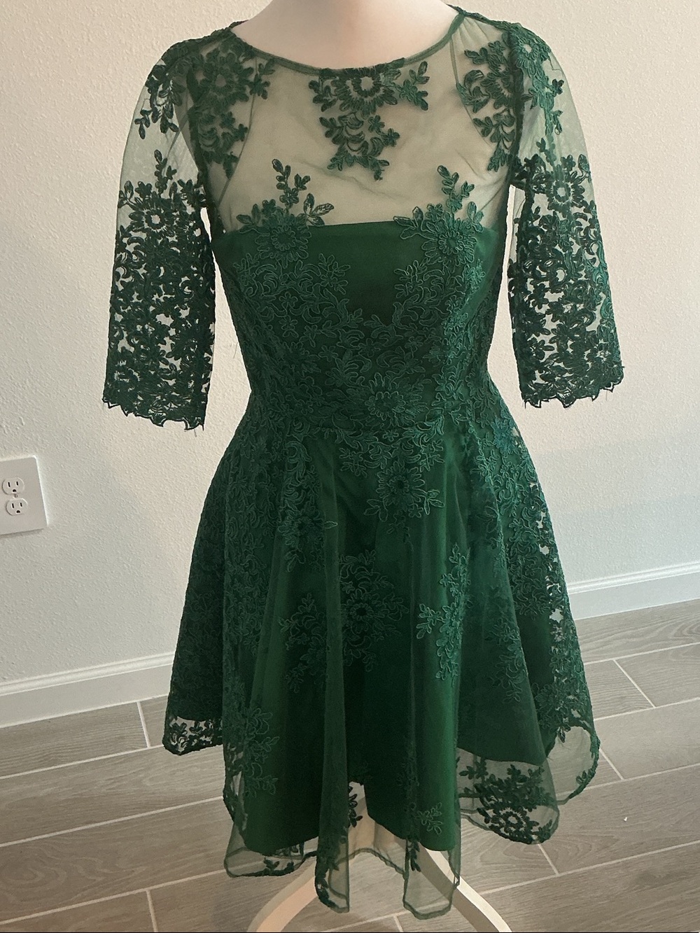 Monique Lhuillier Emerald Green Lace Fit-and-Flare Cocktail Dress Women’s Sz 2